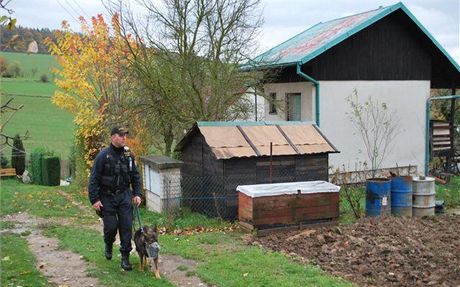 Policejní psovodi i hlídky na koních kontrolovali ped zimou chaty v okrajových