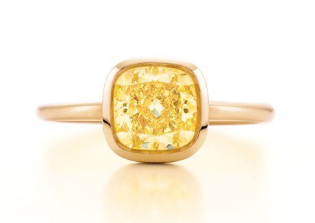 lut diamant poltkovitho tvaru zasazen do 18kartovho lutho zlata