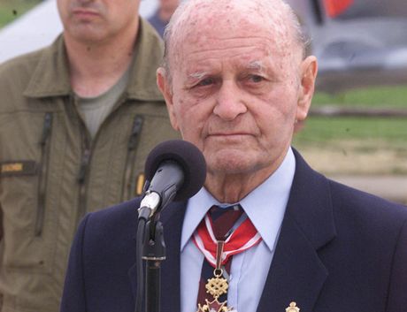Generál Vladimír Nedvd pi projevu v kvtnu 2002