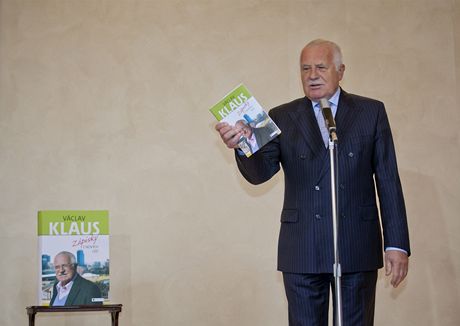 Prezident Václav Klaus pedstavil pi ktu svou knihu Zápisky z nových cest (1. listopadu 2012). | foto: Petr Topi, iDNES.cz