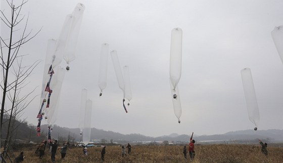 Vypoutní balon na hranici mezi Jiní a Severní Koreou (8. listopadu 2012)