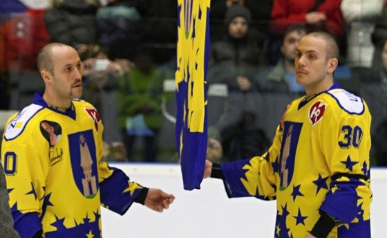 Ivan Rachnek (vlevo) a Tomá Rachnek byli u toho, kdy dres jejich bratra Karla vystoupal ke stropu zlínského stadionu.