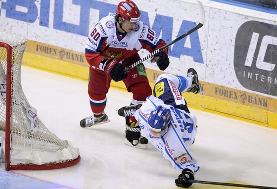 Ruský hrá Artem Anisimov (vlevo) atakuje za brankou Juhu-Pekku Haataju z