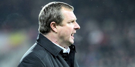 TAK SE MI TO LÍBÍ. Plzeský trenér Pavel Vrba sleduje výhru svých svenc nad