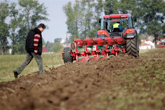 Mu z Klatovska marn ekal na objednané traktory. (Ilustraní snímek)