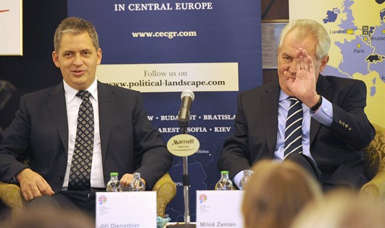 tveice prezidentských kandidát diskutovala v úterý odpoledne o podob zahraniní politiky z pozice moné budoucí hlavy státu. Na snímku jsou Jií Dienstbier a Milo Zeman.