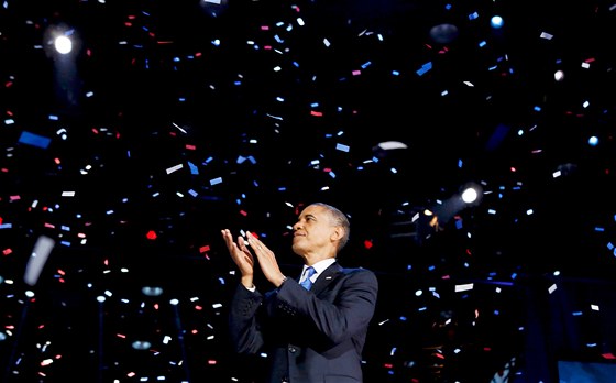 Barack Obama oslavuje ve volebním tábu demokrat v Chicagu své znovuzvolení