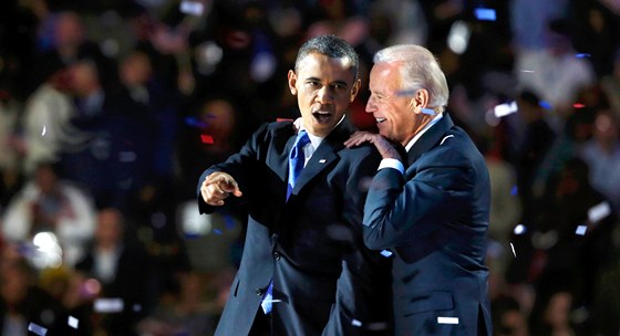 Prezident Barack Obama a viceprezident Joe Biden oslavují vítzství ve volebním