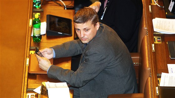 Roman Pekárek sedí v snmovní lavici jet jako poslanec za ODS. (8. listopadu 2012)