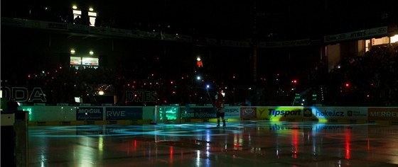 BLIKÁME. Pardubice vítají týmy pi nástupu na led ervenými a bílými signály z