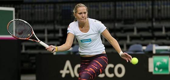 SOUSTEDNÍ. Lucie Hradecká na tréninku ped fedcupovým finále.