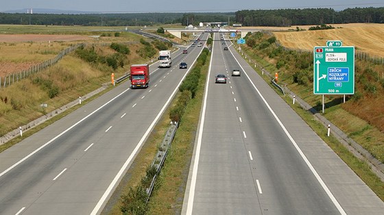 Obce z okolí dálnice D5 vyhlásily válku kamionm, které tudy projídí, aby uetily na dálniním mýtném. (Ilustraní snímek)
