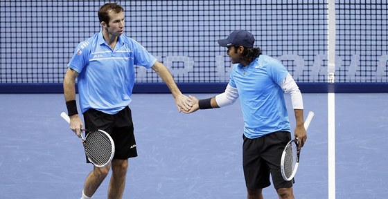 Radek tpánek (vlevo) a Leander Paes uspli i ve svém druhém duelu na Turnaji