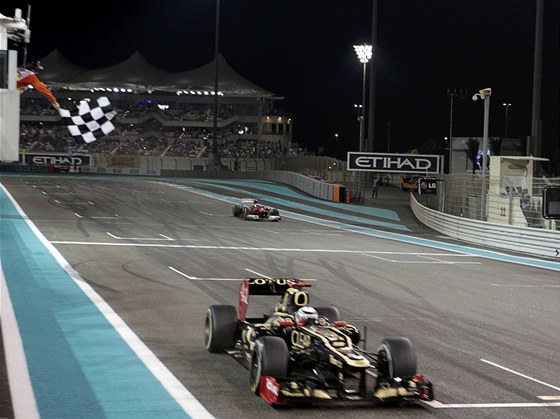 Kimi Räikkönen s Lotusem v cíli Velké ceny v Abú Zabí