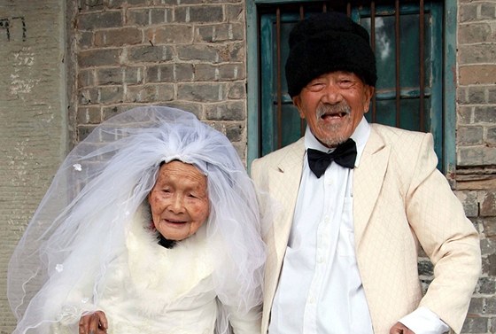 Stojednaletý Wu Cchung-chan s o dva roky starí manelkou ve svatebním