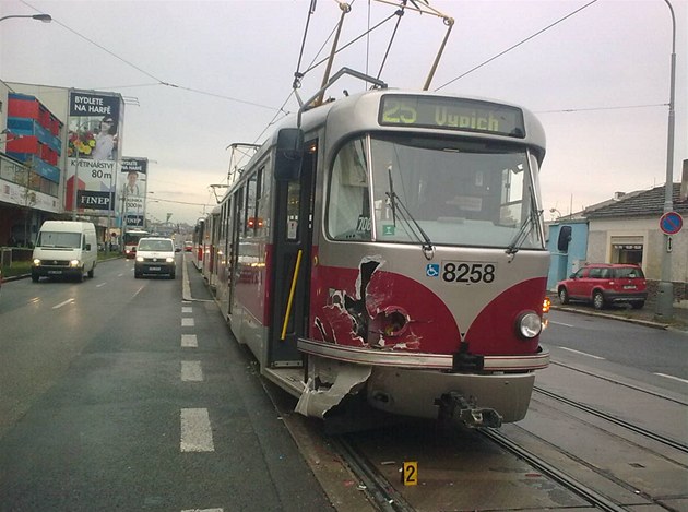 Sráka tramvaje se sanitkou.