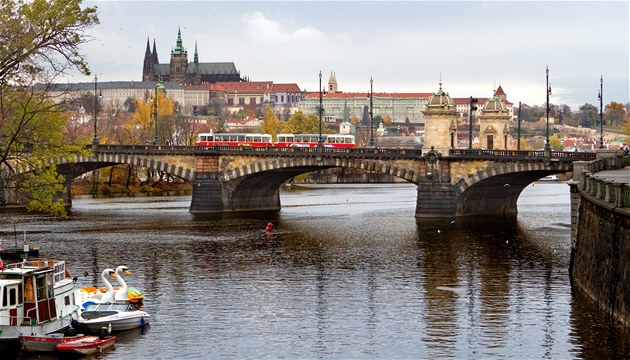Praský most Legií spojuje Národní tídu s Újezdem.