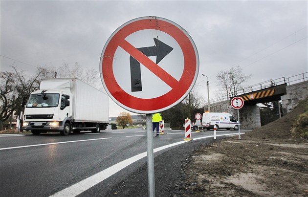 Ve stedu se pro motoristy znovu otevela silnice pod elezniním mostem v