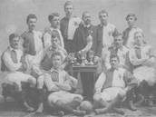 Rok 1903. Do Slavie pichz kanonr Jan Koek, prvn esk fotbalista jeho