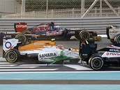 SRKA Z AB ZAB. Nico Hulkenberg (vlevo) z Force India koliduje s Brunem