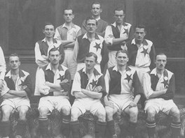 Fotbalist Slavie v roce 1918, vlevo stoj legendrn trenr Johnny Madden.
