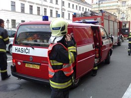 Hasii a zchranka v prask ulici V Celnici, kde sjel vtah na lovka uvnit