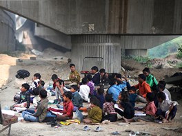 KOLA POD MOSTEM. Zakladatel svobodné koly pro dti ze slum Rajesh Kumar...