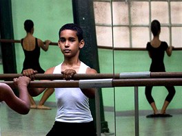 ERNÁ LABU? Malí Kubánci trénují bhem baletní hodiny v centur Havany (5....