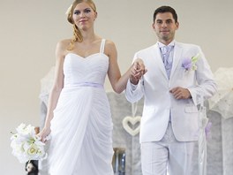 Svatebním trendm pro rok 2013 vévodí tradiní bílá barva.