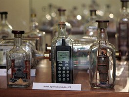 V Psku probh vstava miniaturn svt - objekty v lahvch od Emanuela Hody.