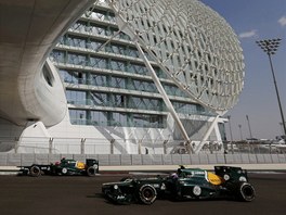 Heikki Kovalainen (vlevo) a Vitalij Petrov ze stje Caterham pi trninku na