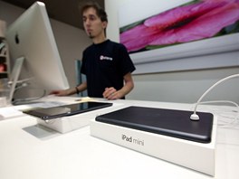 V esku se zaal prodvat iPad Mini (2. listopadu 2012, Praha).