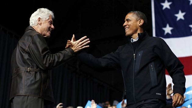 Prezident USA Barack Obama se zdrav se svm pedchdcem Billem Clintonem (4. listopadu 2012)