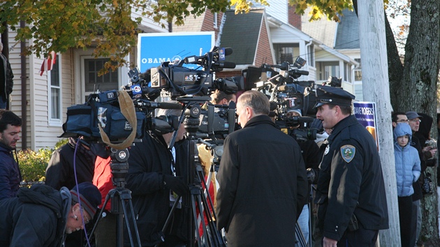 Novini se pipravuj na pjezd Mitta Romneyho k volebn mstnosti v Belmontu.