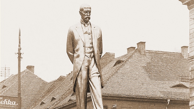 Masarykova socha, jejm autorem byl akademick socha Josef Fojtk, stla v Most od 28. jna 1935.