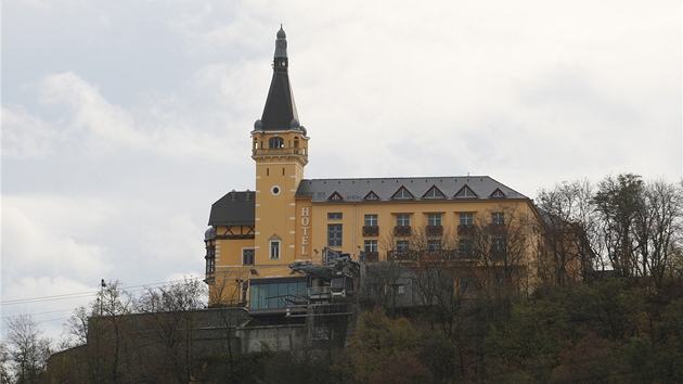 Hotelov pstavba vletn restaurace Vtrue pat k nejkritizovanjm novodobm stavbm v st nad Labem.