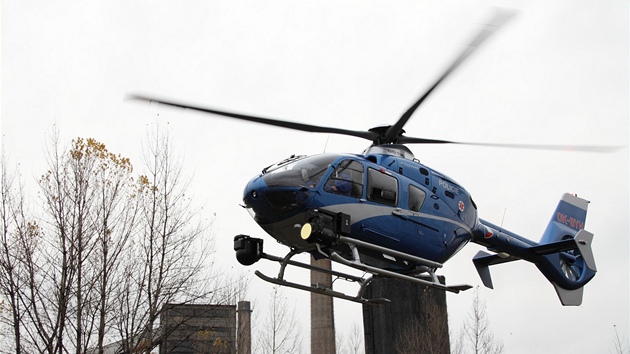 Policejn vrtulnk po vbuchu v koksrensk baterii sledoval situaci nad arelem ArcelorMittalu Ostrava.