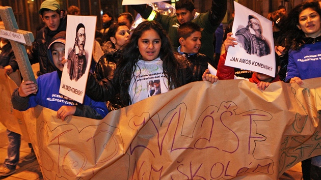 Prvod Rom, kteí v Ostrav poadovali rovná práva ve kolách. (7. 11. 2012)