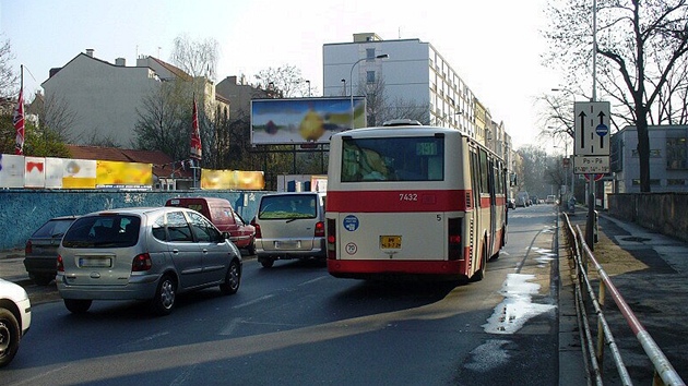 Buspruh v Plzeské ulici.