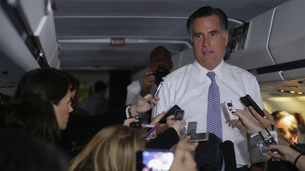 Mitt Romney hovoí s novinái v letadle na cest do Bostonu.