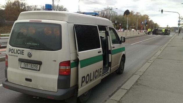Nehoda policejnho auta na Plzensk ulici v Praze.