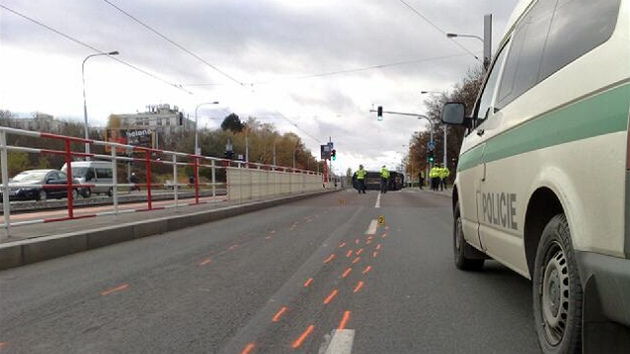 Nehoda policejnho vozu na Plzesk ulici v Praze.