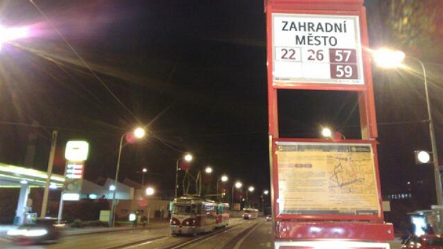 Tramvaje, kter zastavila stren trolej na vehlov ulici v Praze.