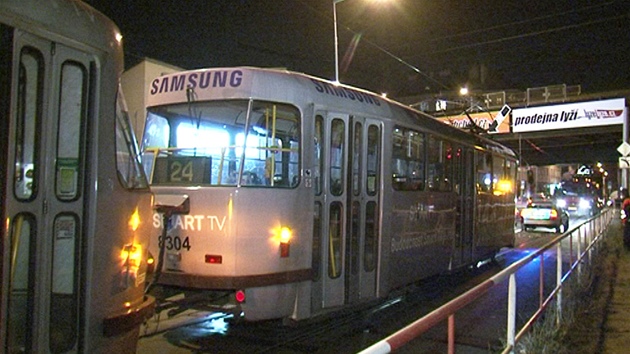 Opravi  Dopravnho podniku u stren troleje pod viaduktem v praskch Nuslch.