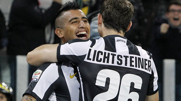 JE TAM. Arturo Vidal (vlevo) se ze svho glu raduje se Stephanem Lichtsteinerem, spoluhrem z Juventusu.