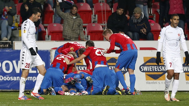 SLAVME. Plzet fotbalist jsaj po glu v domcm duelu s Hapoelem Tel Aviv.