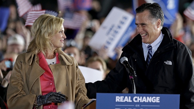 Mitt Romney a jeho ena Ann pi volební akci na letiti v Dubuque v Iow. (3.