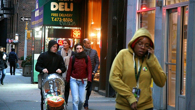 Obyvatel Manhattanu v Lower East Side, kter byla nkolik dn bez proudu. Dodvky elektiny se u podailo do vtiny mst na Manhattanu u obnovit (3. listopadu 2012)
