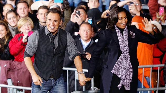 Zpvk Bruce Springsteen doprovodil Michelle Obamovou na pdium v Des Moines. (6. listopadu 2012)