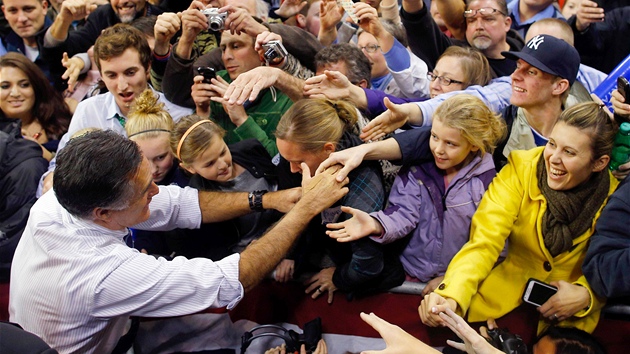 Mitt Romney se setkal s dobrovolnky, kte mu pomhali s prezidentskou volebn kampan. (6. listopadu 2012)